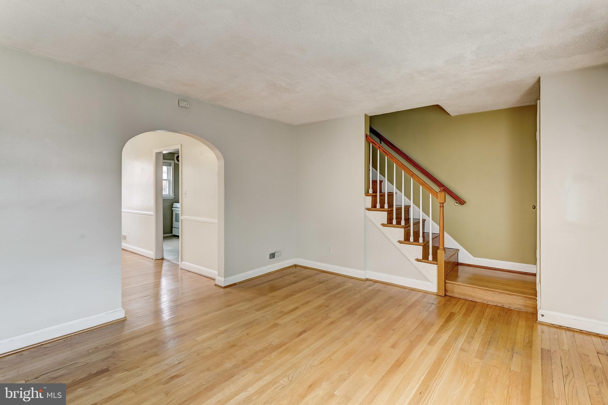 1636 Hardwick Road Baltimore, MD 21286 - Photo 5 of 29 Living room