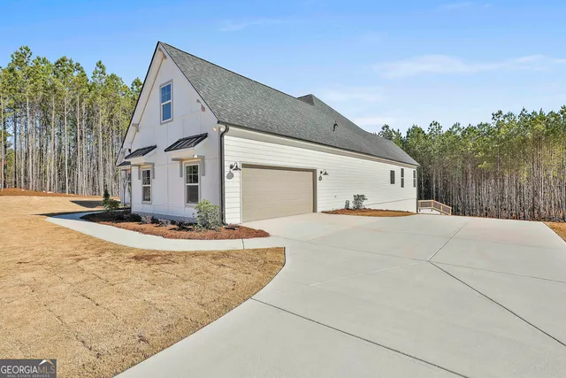a view of a house with backyard