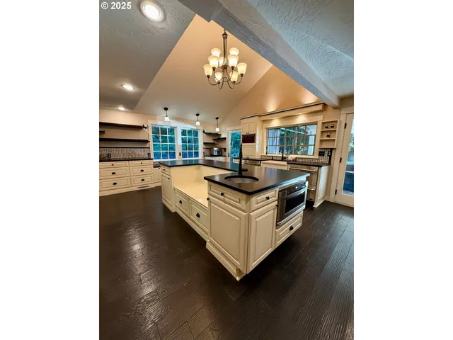 $1,699,000 | 30816 Kenady Lane, Cottage Grove, OR 97424