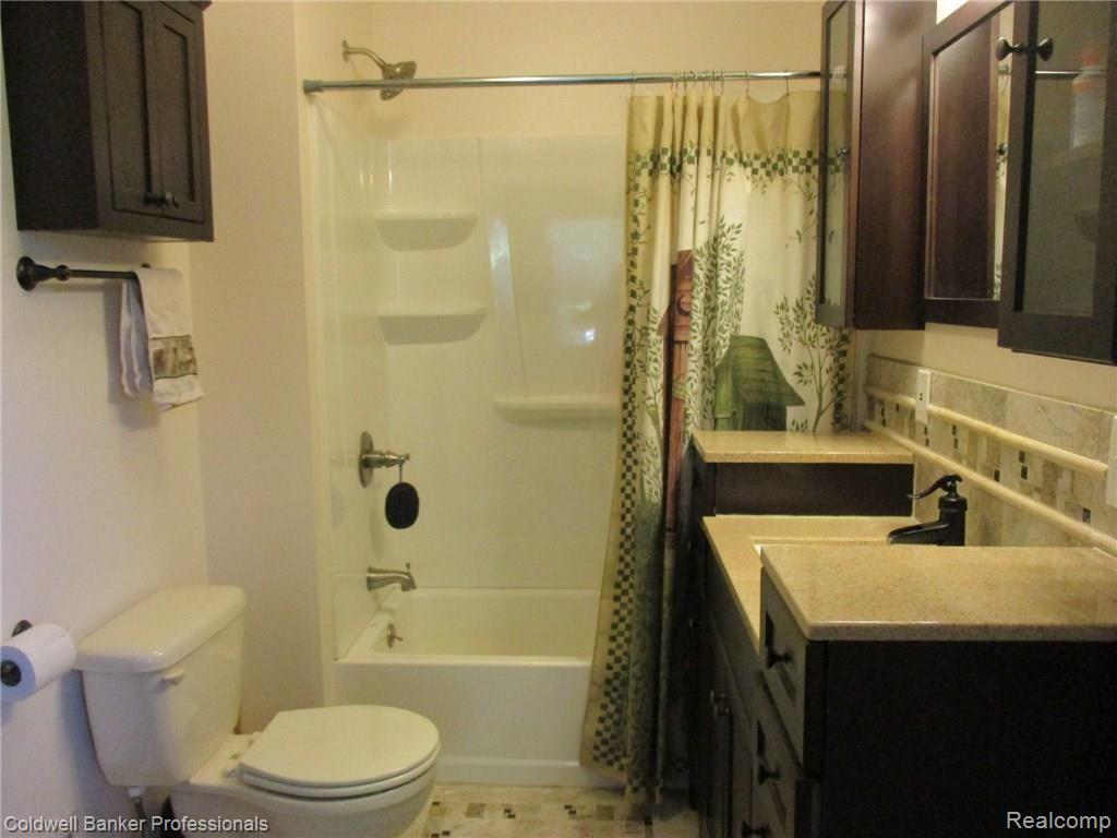 4841 Newburg Road Durand, MI 48429 - Photo 6 of 55 2ND FLOOR FULL BATH.JPG