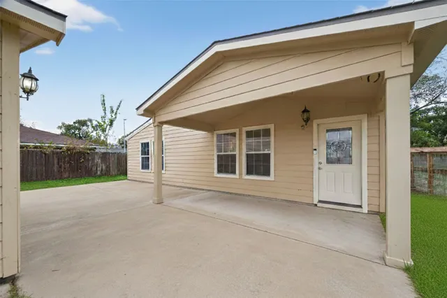 a view of livingroom with yard and garage