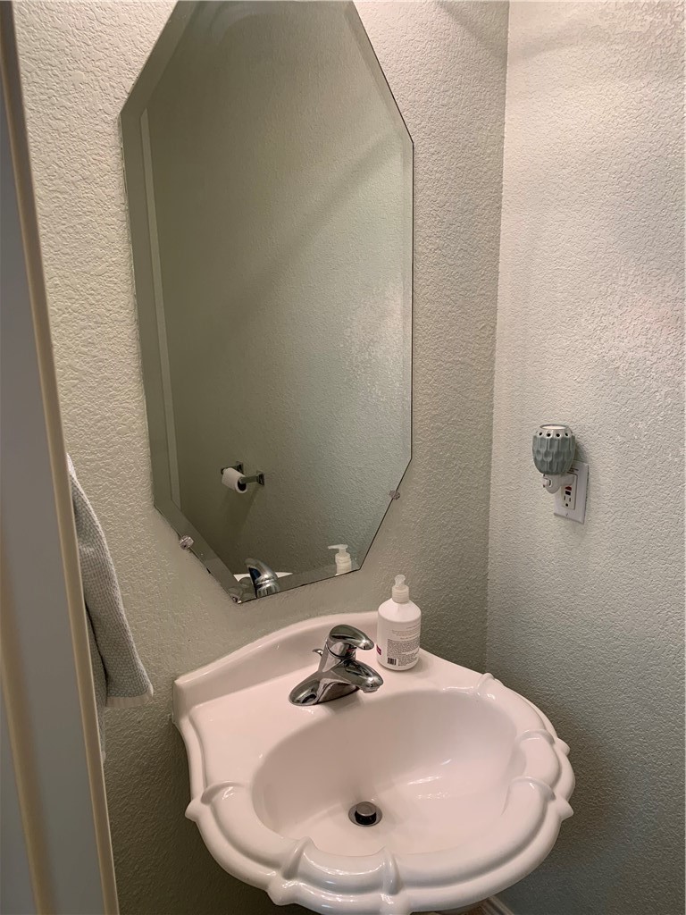 1900 Scofield Ridge Parkway, Unit 1202 Austin, TX 78727 - Photo 12 of 18 Half bath downstairs