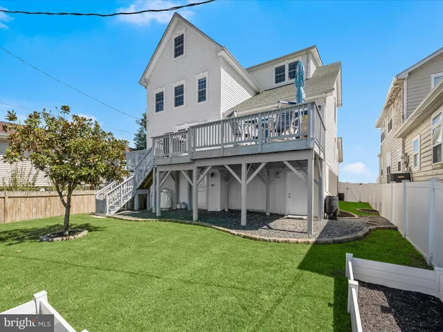 a black and white photo of a living room