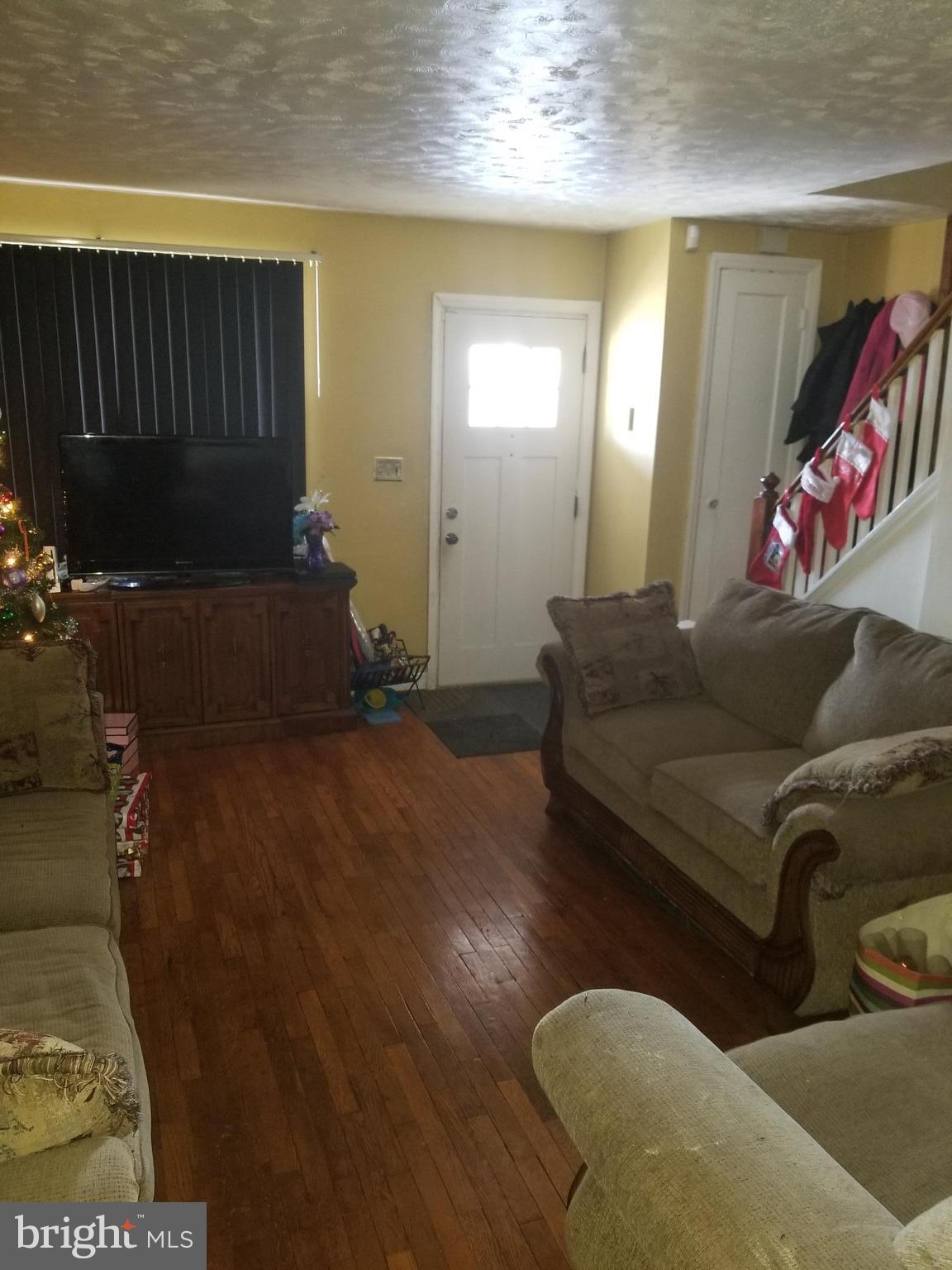 32 Upmanor Road Baltimore, MD 21229 - Photo 5 of 7 Living Room