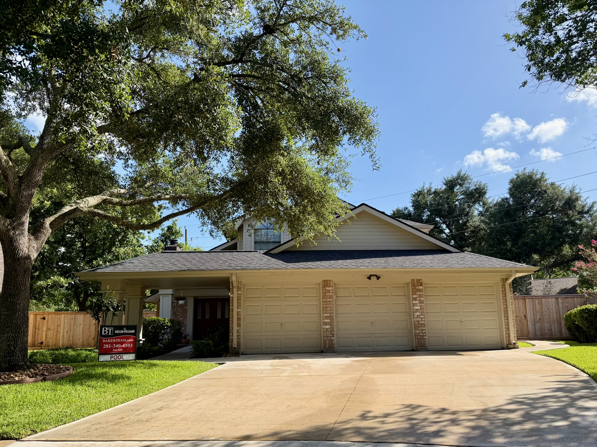 2326 Streamcrest Lane Sugar Land, TX 77479 - Photo 1 of 42 AV Jennings "Vlla Regent" design. Two-story with 4 bedrooms, 2 1/2 baths, 3-car garage, study, and 2 living areas. Spacious, pie shaped lot. Located just down the street from neighborhood pool, tennis courts, park, and walking trails.