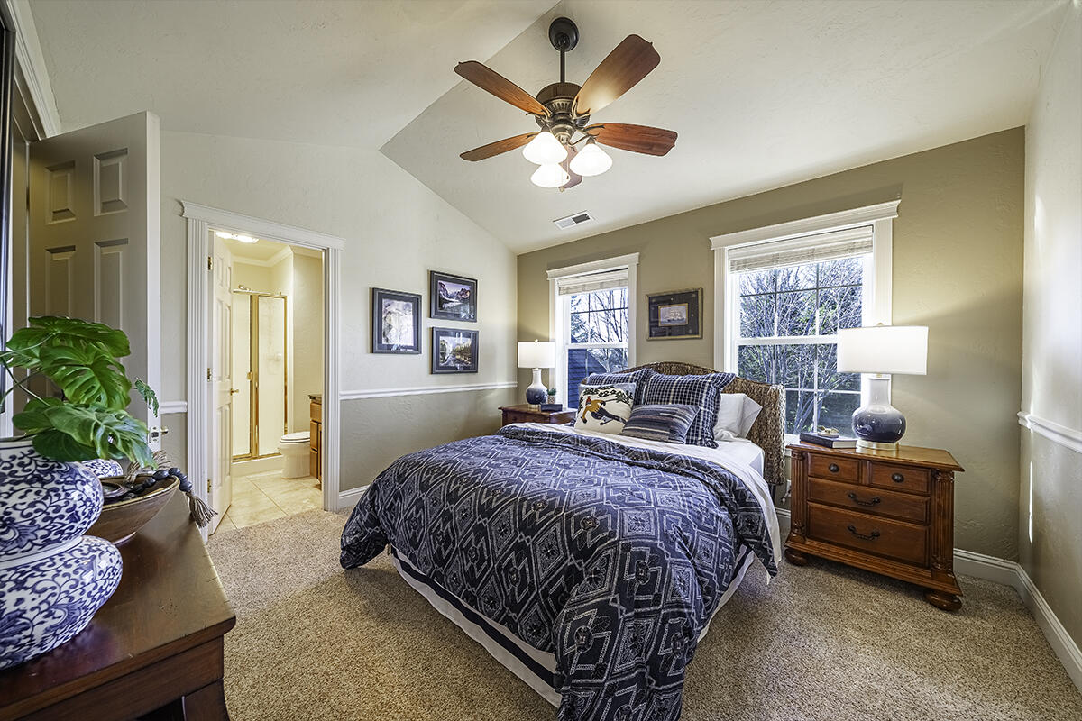 3343 Lone Pine Road Medford, OR 97504 - Photo 16 of 47 Guest Suite With Ensuite & Walk-In Closet