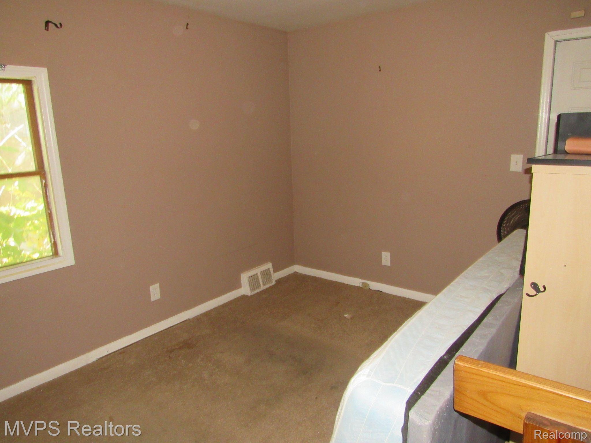 18320 East 10 Mile Road Eastpointe, MI 48021 - Photo 16 of 17