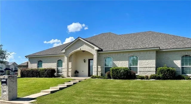 $425,000 | 32 North Shore Circle, Waco, TX 76708