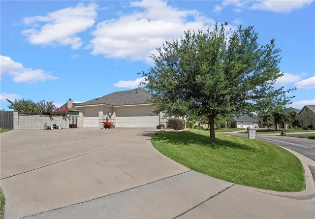 $425,000 | 32 North Shore Circle, Waco, TX 76708