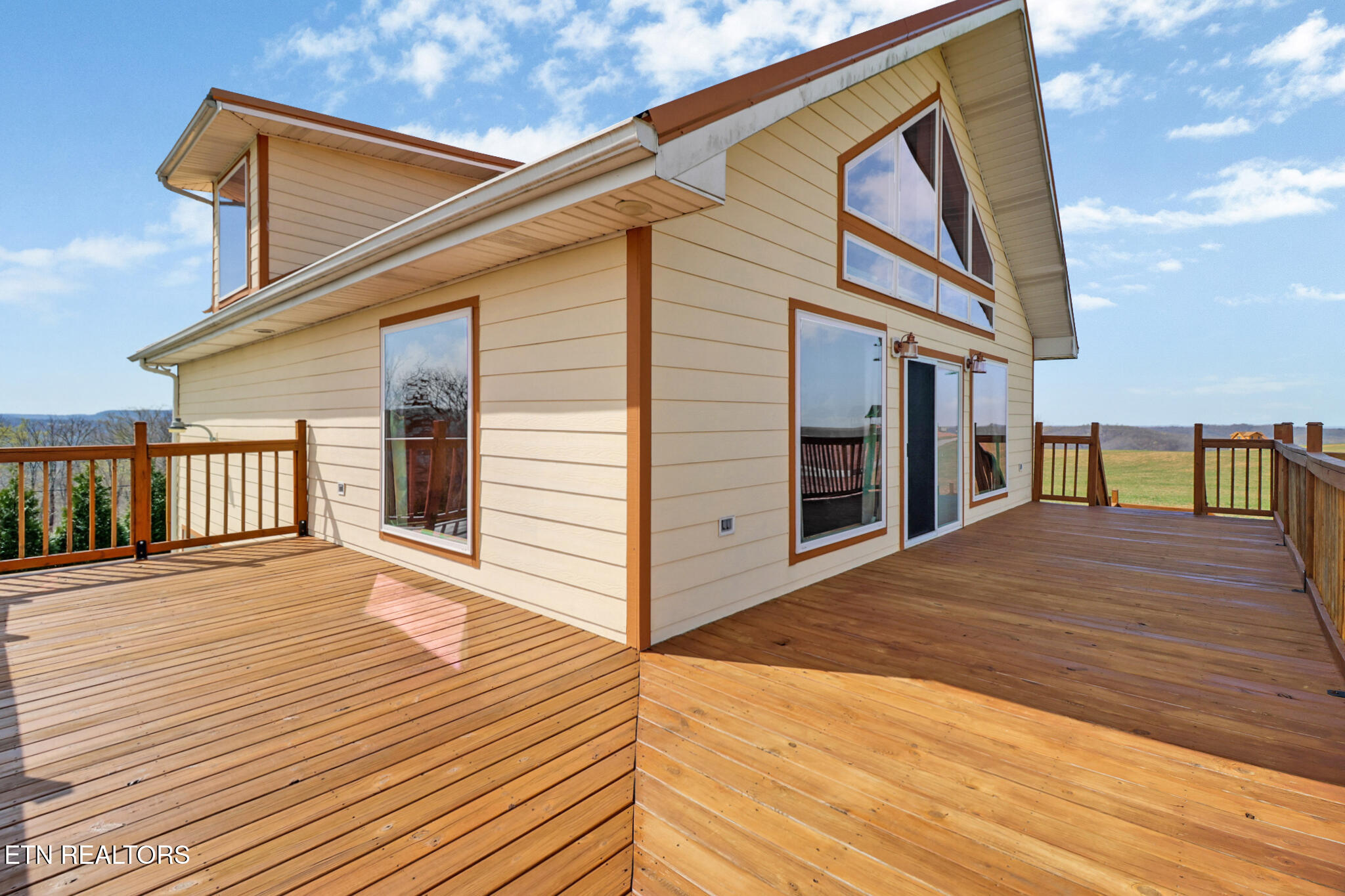 180 Walleye Road Celina, TN 38551 - Photo 24 of 54 deck main level