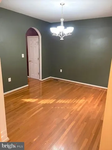 a view of empty room with window