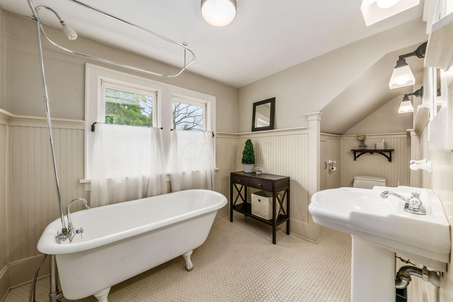 84 Arden Road Columbus, OH 43214 - Photo 33 of 52 2nd Floor Full Bath
