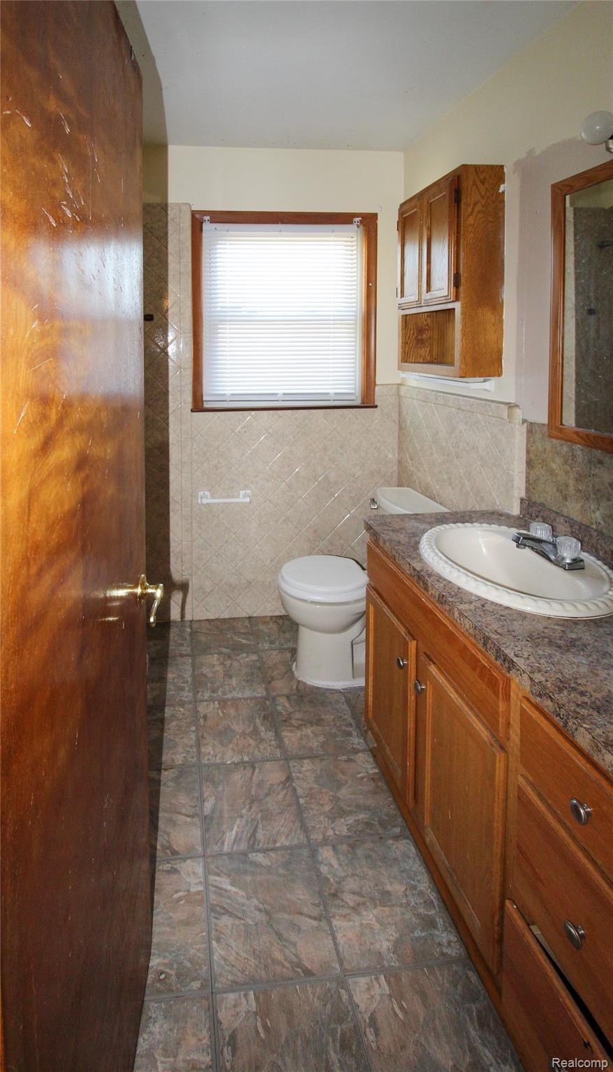 16515 East Eight Mile Road Eastpointe, MI 48021 - Photo 14 of 17 Bathroom.jpg
