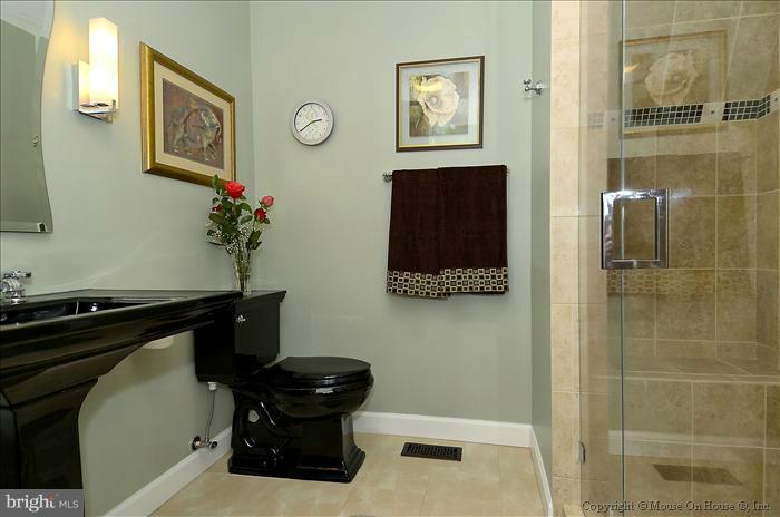 11302 Sundial Court, Unit 903 Reston, VA 20194 - Photo 9 of 15 Bath