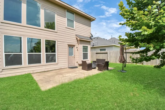 a view of a house with backyard and a garden