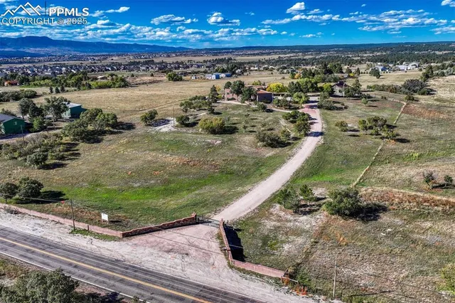 a black and white photo of a white building