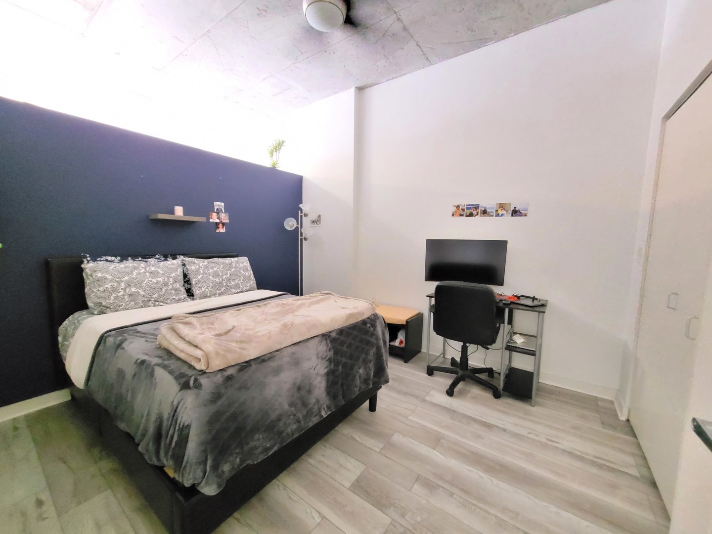 235 West Van Buren Street, Unit 2608 Chicago, IL 60607 - Photo 8 of 20 a bedroom with a bed and a chair