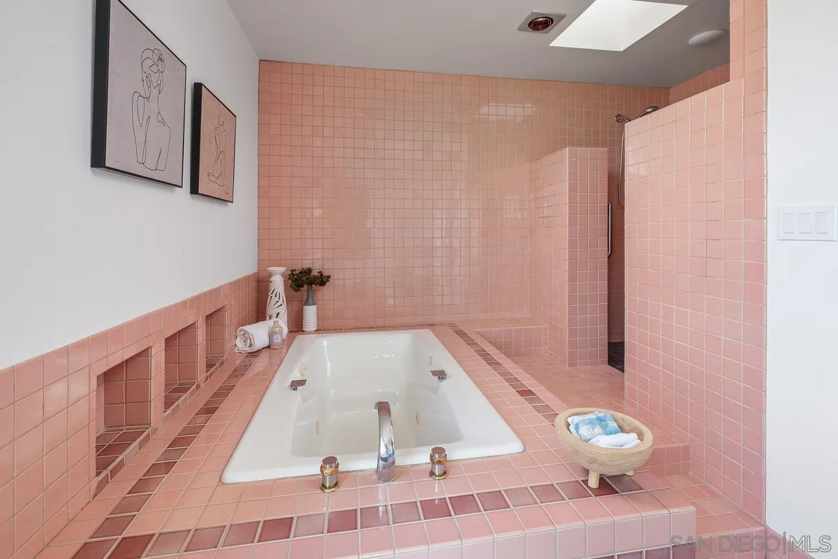 14430 Rancho Santa Fe Farms Road Rancho Santa Fe, CA 92067 - Photo 34 of 51 a view of a bathtub in a bathroom