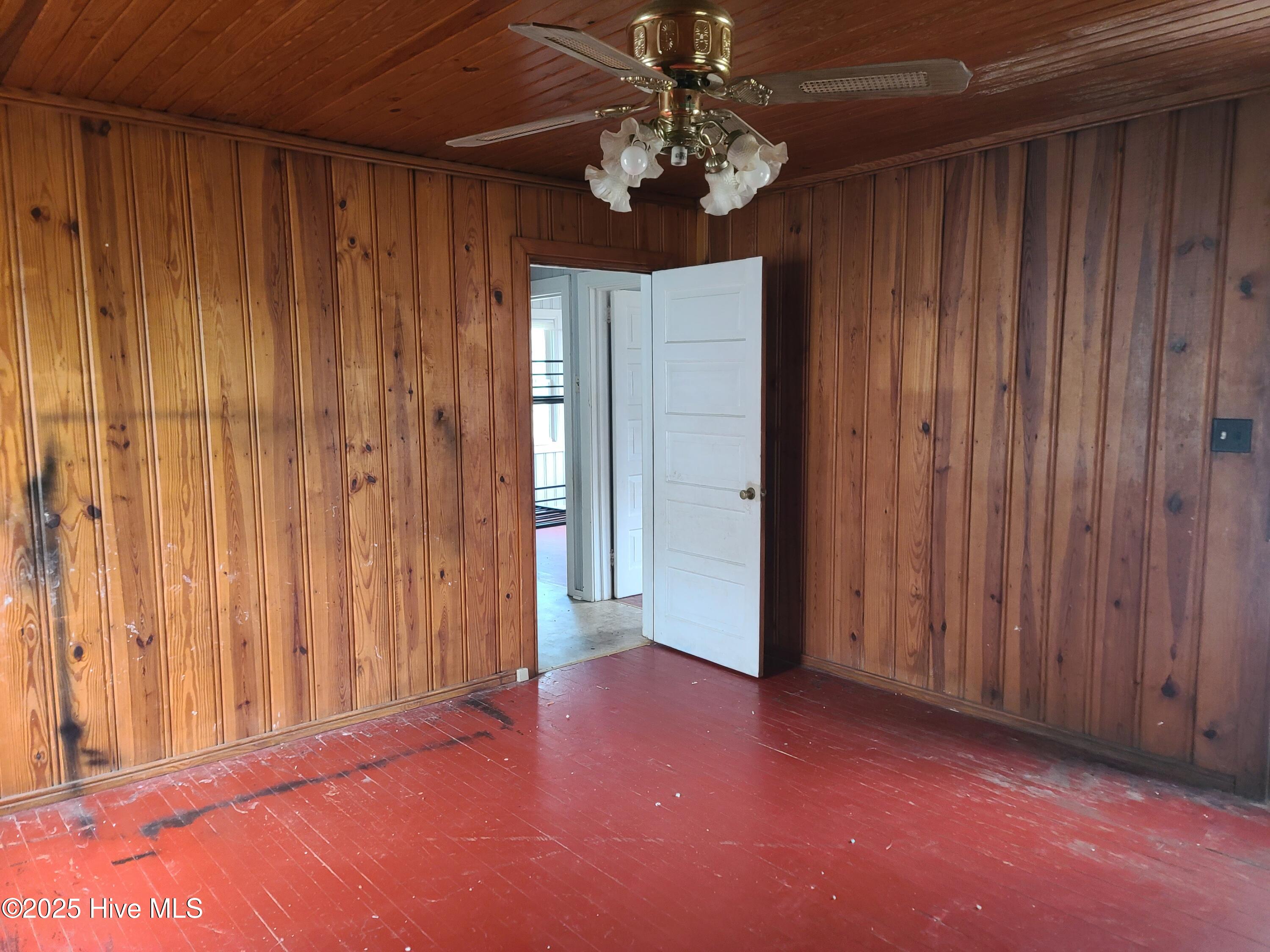 212 Clay Street Kinston, NC 28501 - Photo 3 of 12 20251126_095027