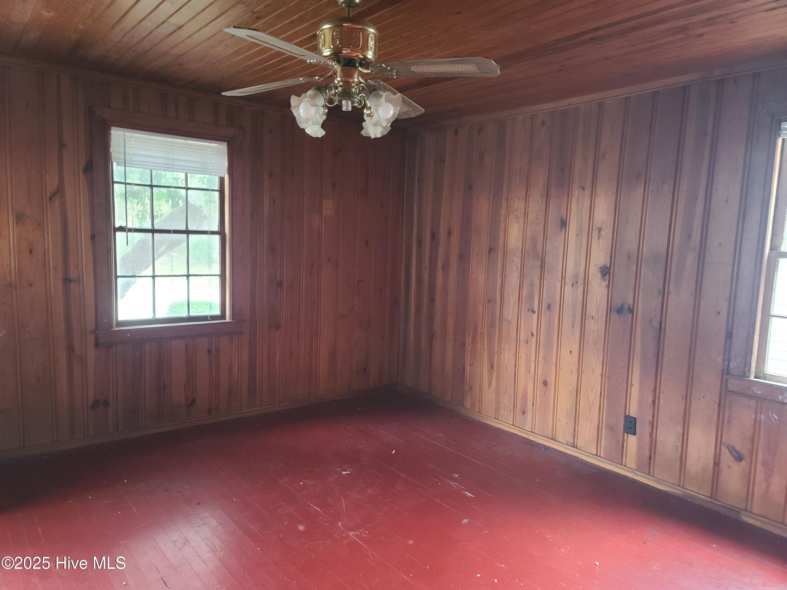 212 Clay Street Kinston, NC 28501 - Photo 4 of 12 20251126_095017