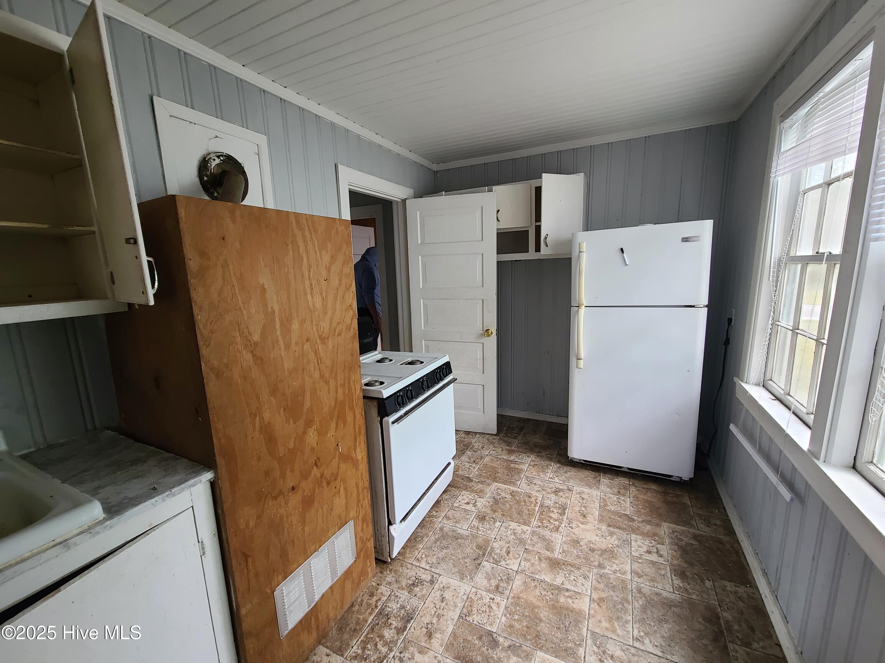 212 Clay Street Kinston, NC 28501 - Photo 6 of 12 20251126_095055