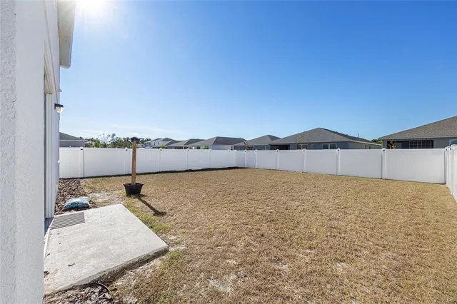 a view of a backyard