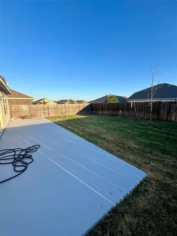 a view of a backyard