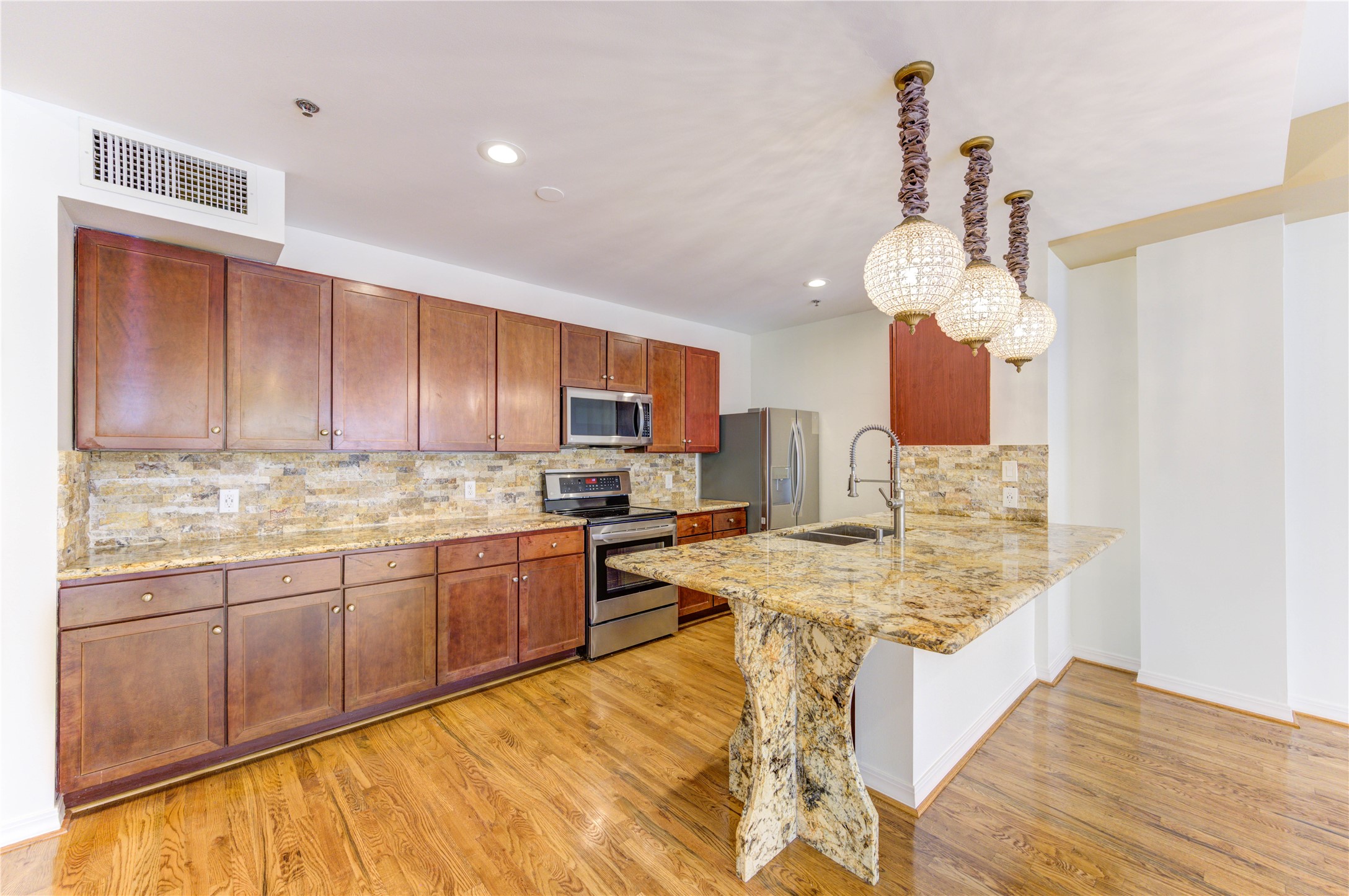917 Main Street, Unit 1005 Houston, TX 77002 - Photo 14 of 32 Open Concept Kitchen