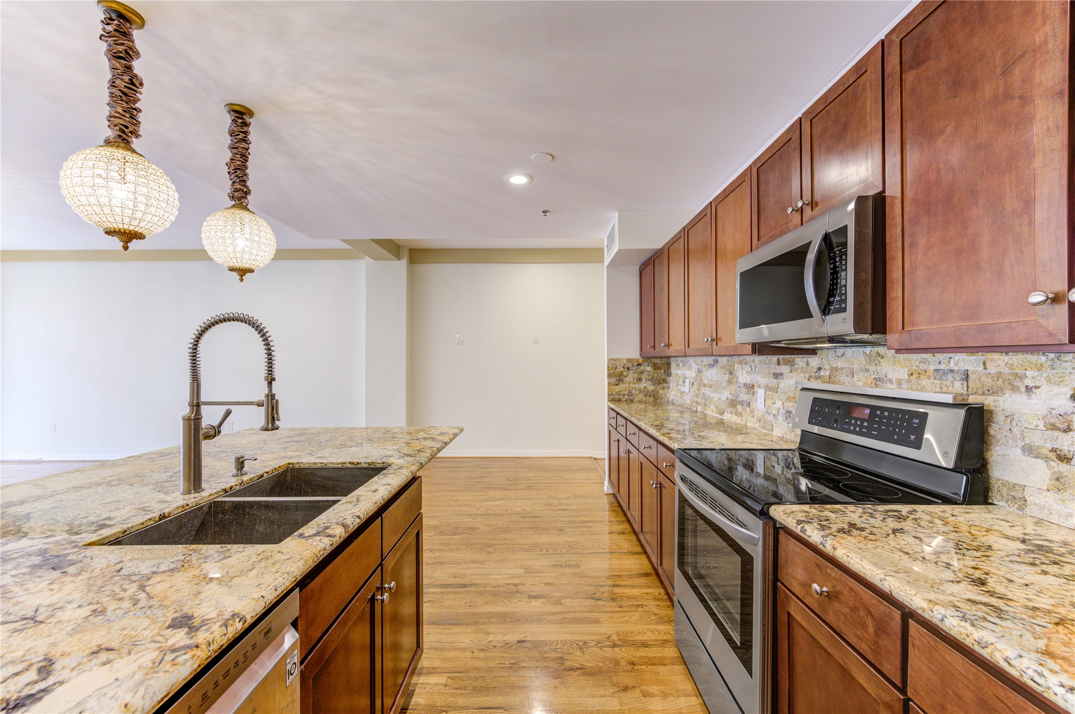 917 Main Street, Unit 1005 Houston, TX 77002 - Photo 16 of 32 Kitchen with Peninsula