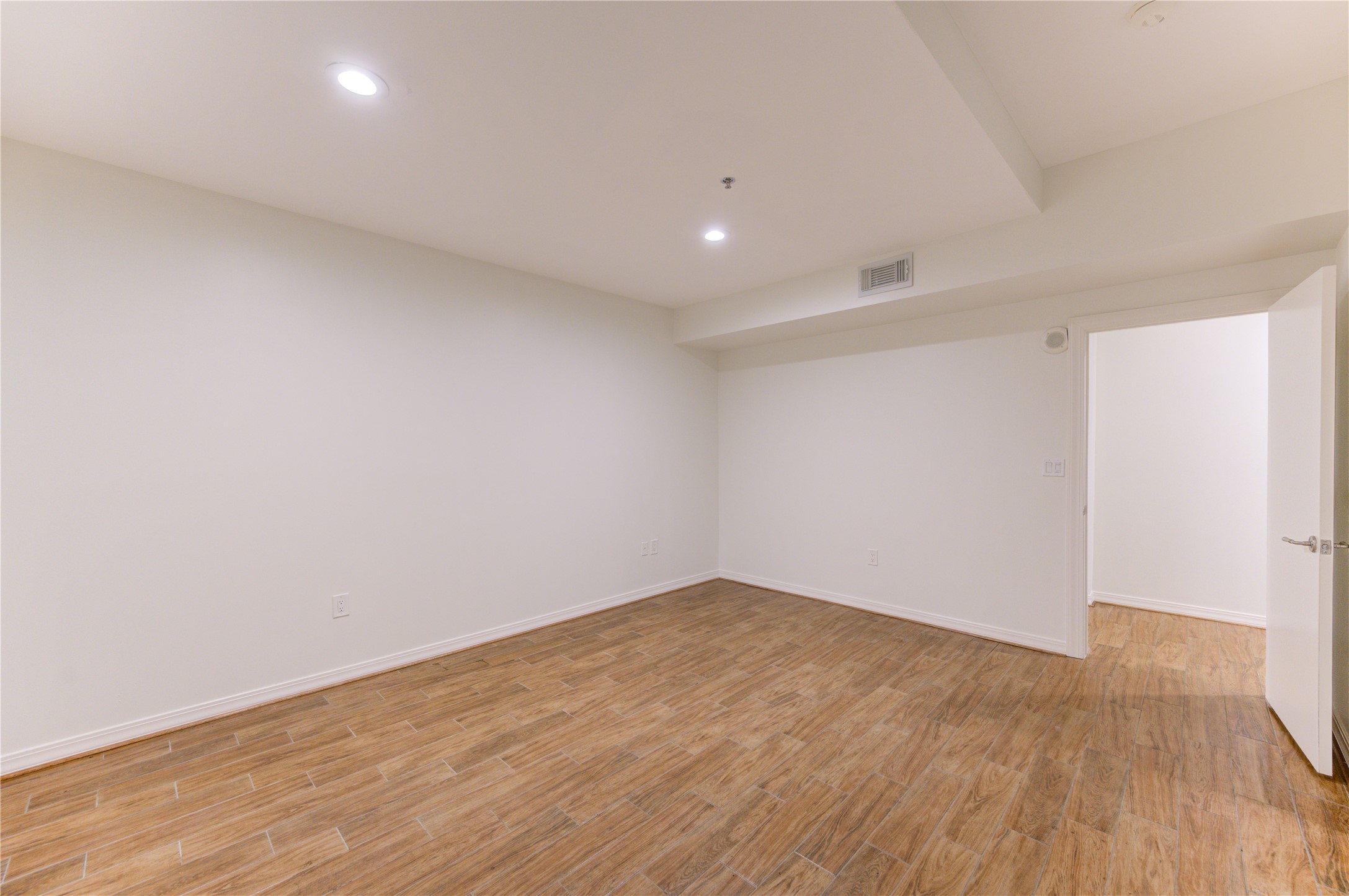 917 Main Street, Unit 1005 Houston, TX 77002 - Photo 19 of 32 Primary Bedroom