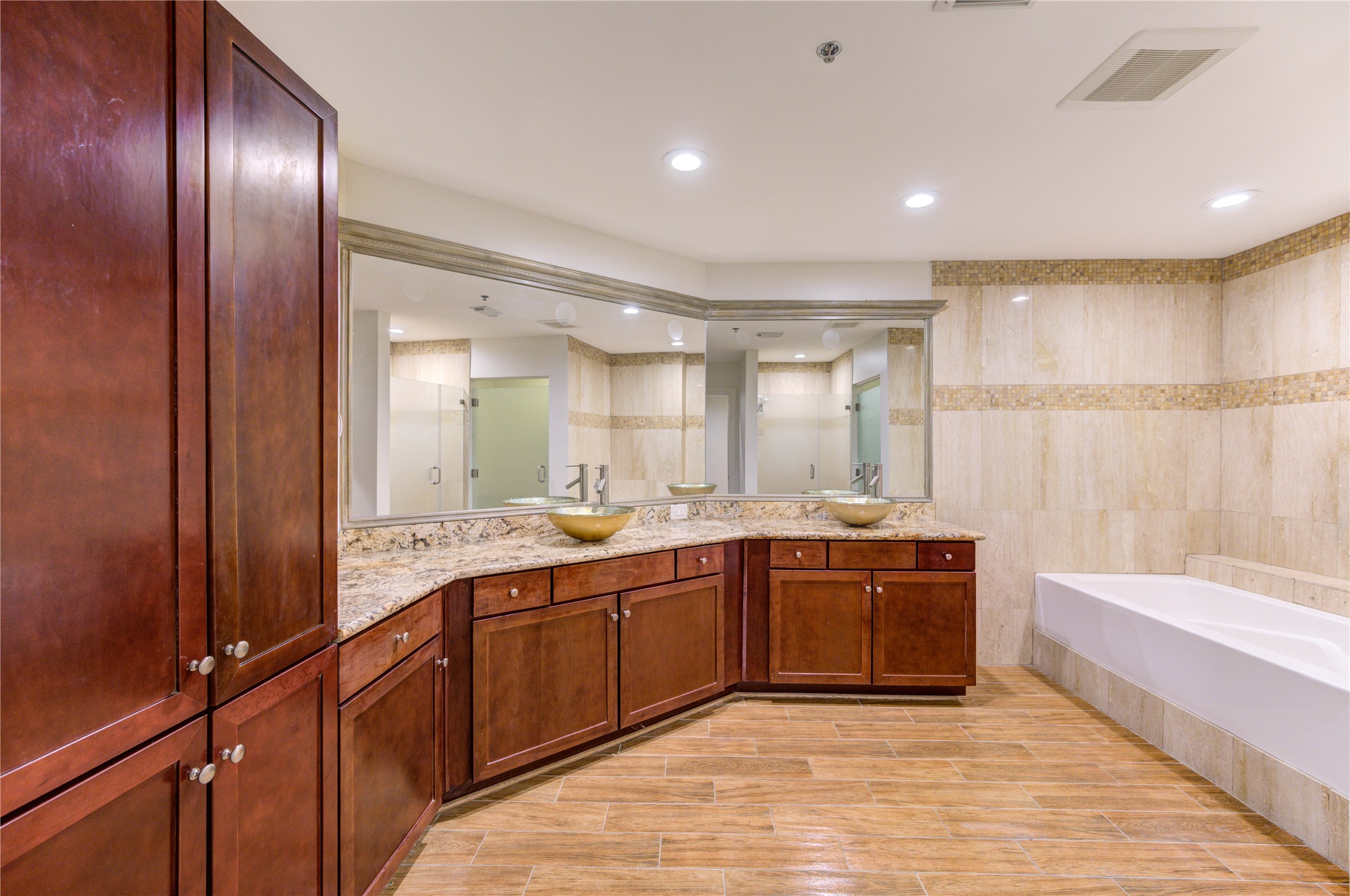 917 Main Street, Unit 1005 Houston, TX 77002 - Photo 22 of 32 Tub and separate shower in the primary Bathroom