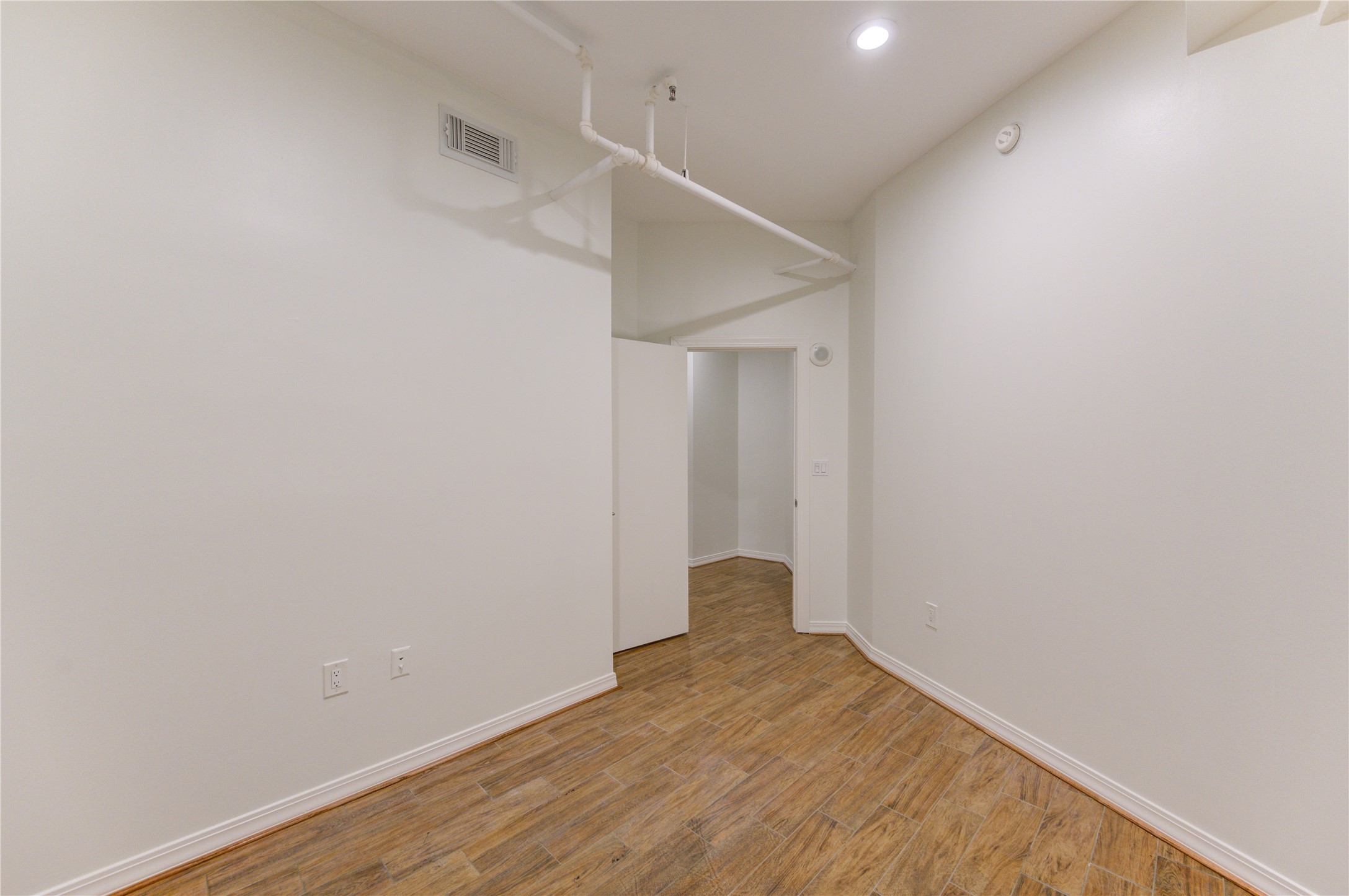 917 Main Street, Unit 1005 Houston, TX 77002 - Photo 26 of 32 Secondary Bedroom