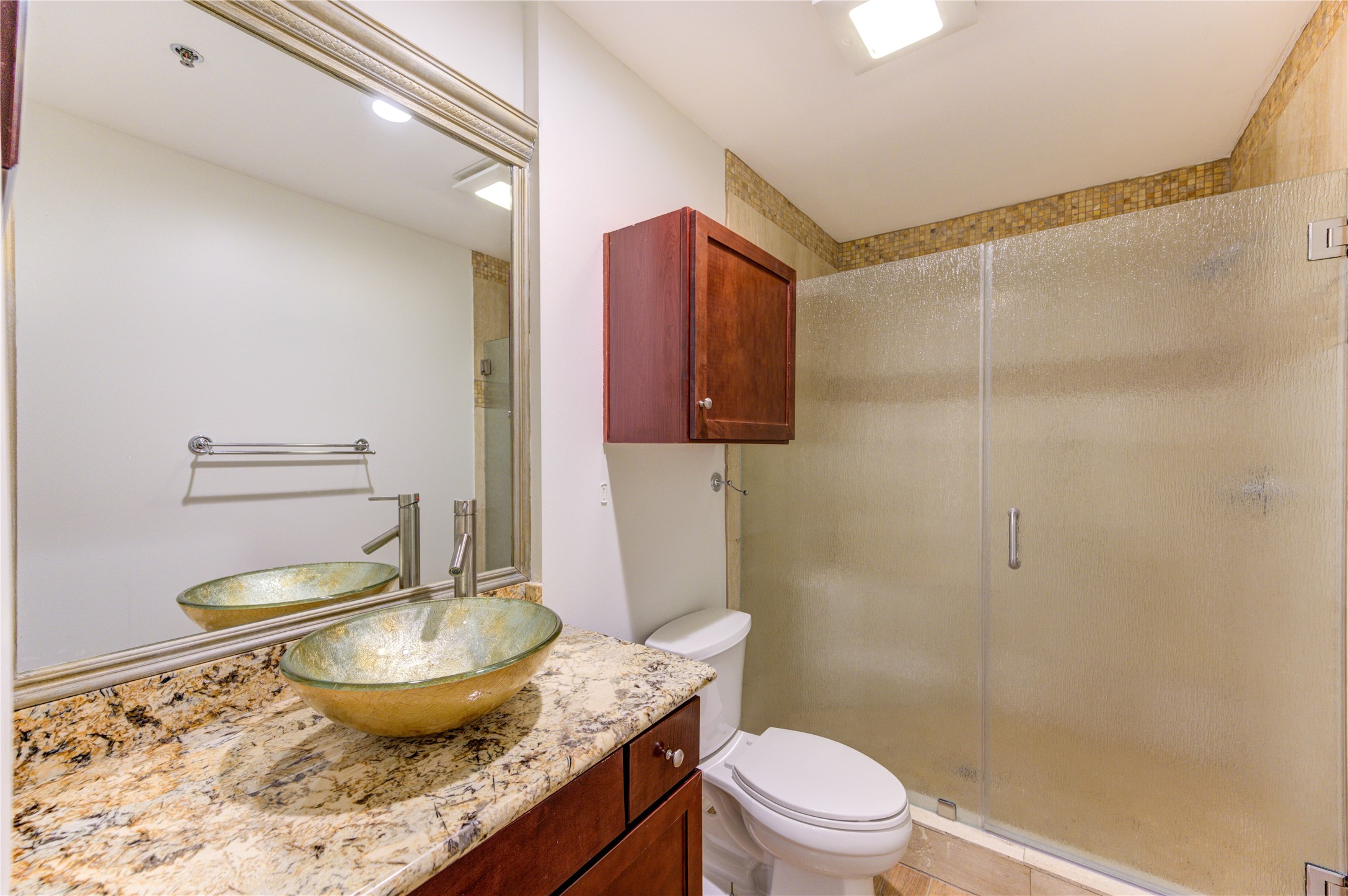 917 Main Street, Unit 1005 Houston, TX 77002 - Photo 27 of 32 Secondary Bath with Tub and shower