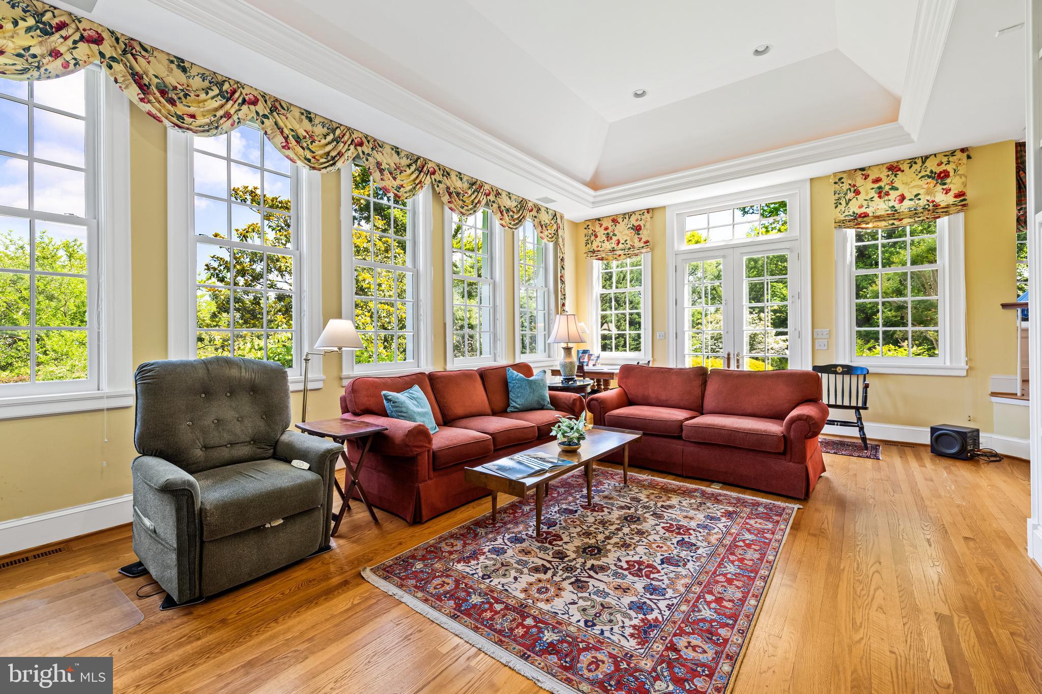 508 Hampton Lane Baltimore, MD 21286 - Photo 27 of 74 a living room with furniture and a large window