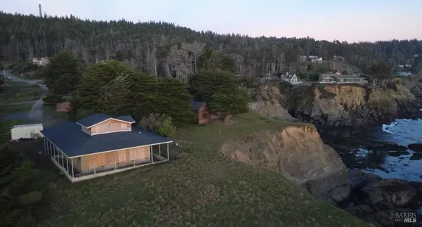 a view of a back yard