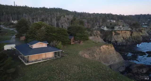 a view of a back yard