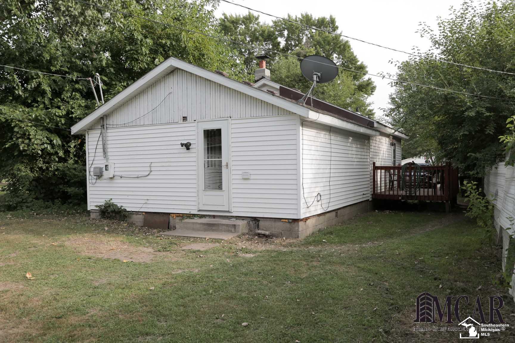 4018 Blue Bush Road Monroe, MI 48162 - Photo 8 of 9 21483454-7.JPG