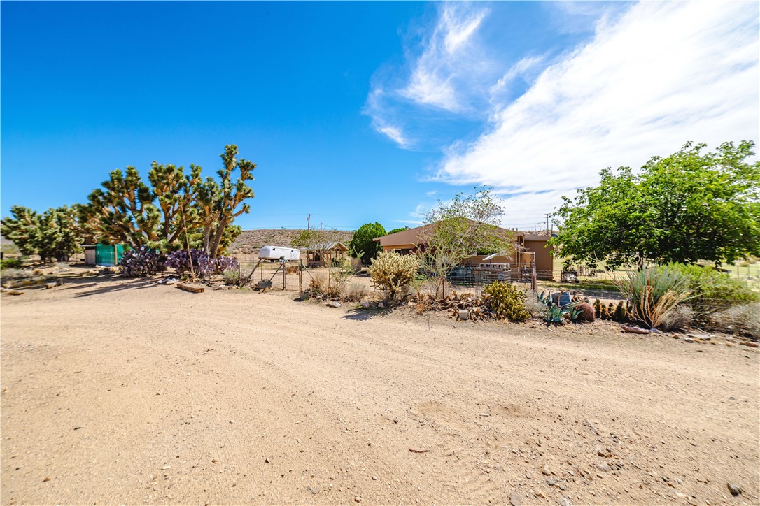 9769 North Rose Quartz Road Chloride, AZ 86431 - Photo 76 of 91 a view of dirt road with a building in the background