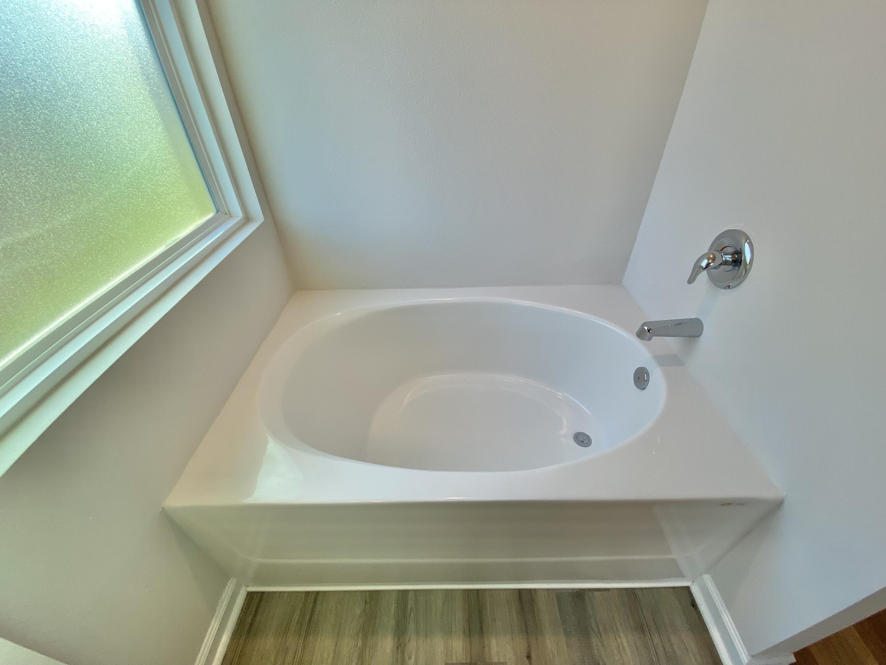 337 Flounder Street Crestview, FL 32539 - Photo 43 of 53 a bathroom with a bathtub