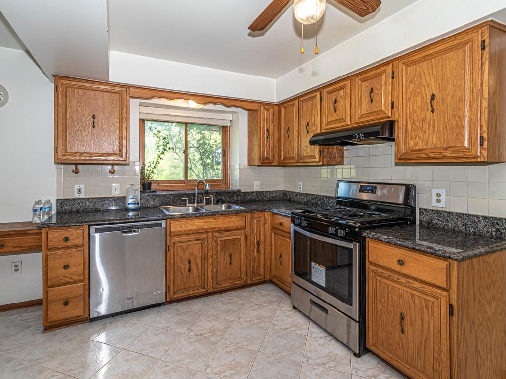 1004 Bembridge Drive Rochester, MI 48307 - Photo 23 of 47 Kitchen