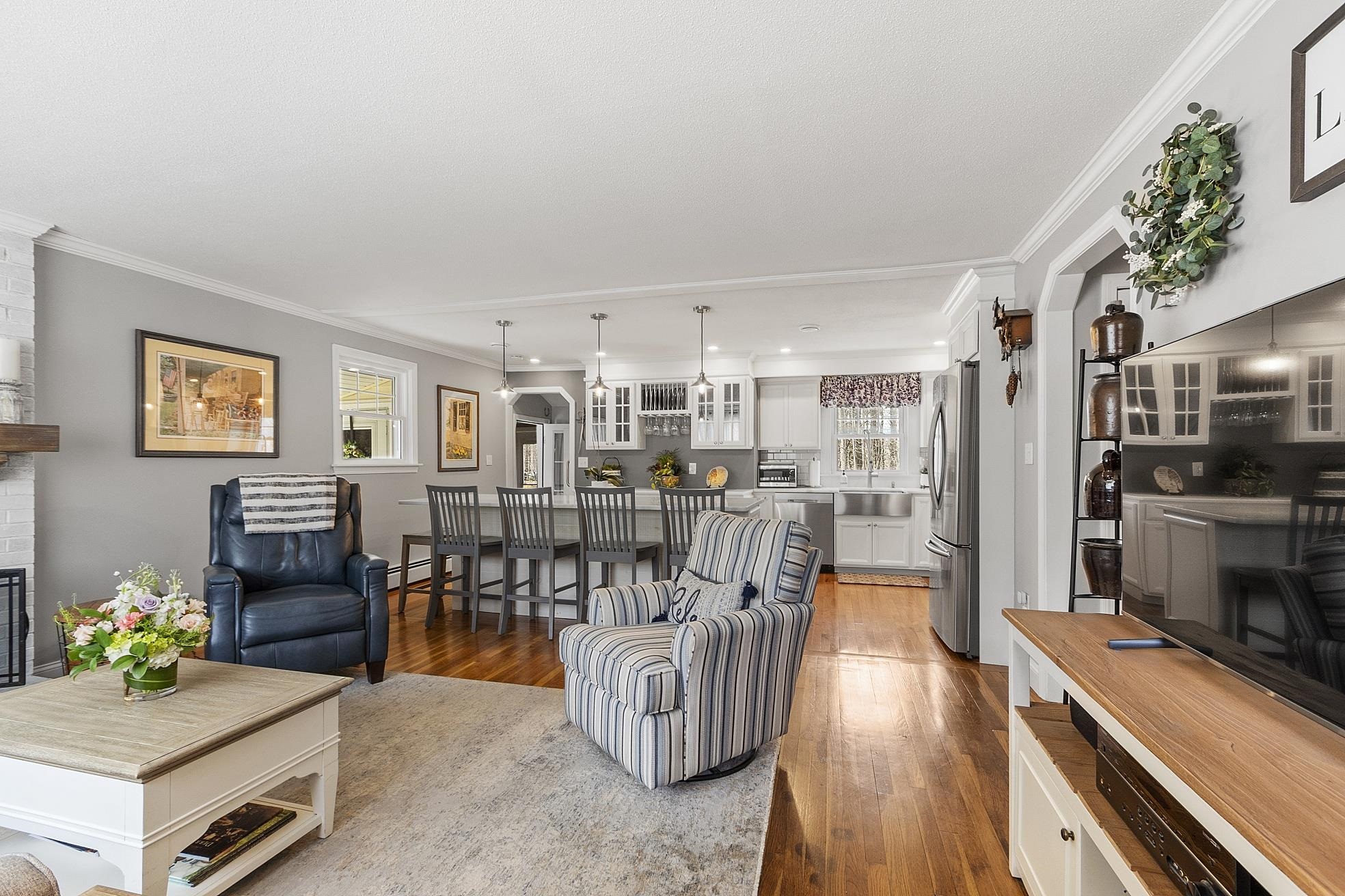 9 Robin Road Derry, NH 03038 - Photo 4 of 35