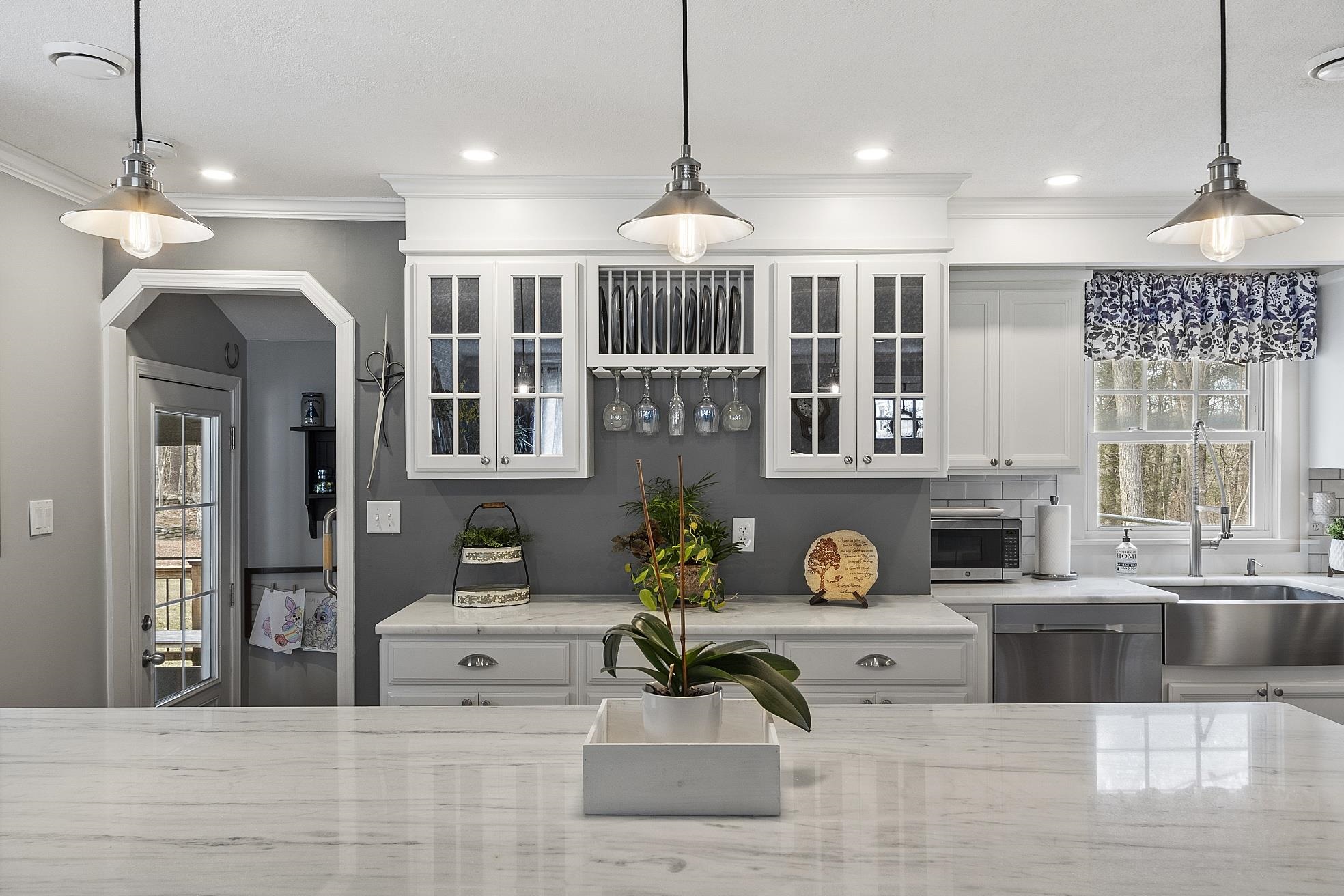 9 Robin Road Derry, NH 03038 - Photo 7 of 35