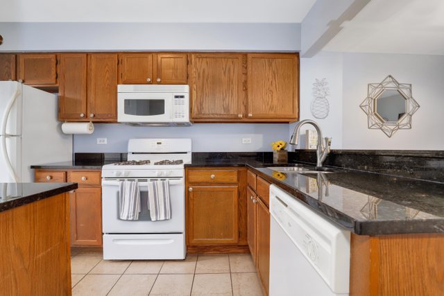 43 North Oltendorf Road Streamwood, IL 60107 - Photo 4 of 22 a kitchen with a sink stove and microwave
