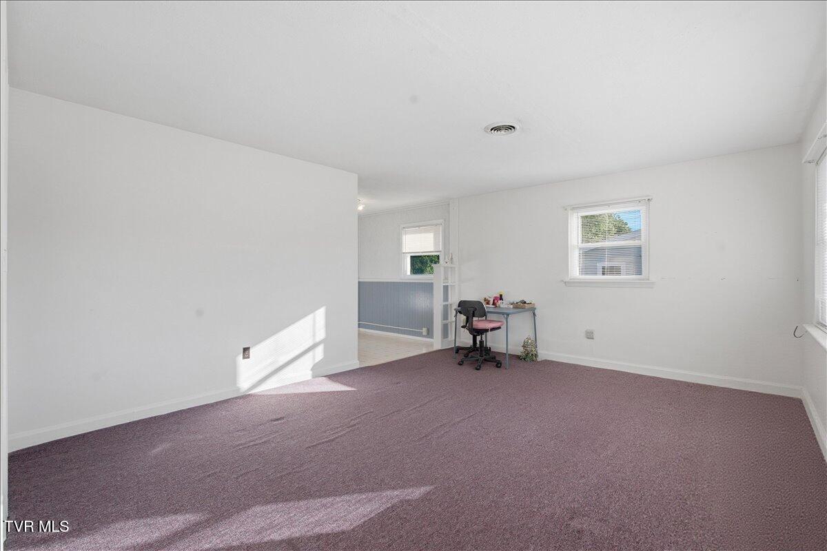 203 Hemlock Road Bristol, TN 37620 - Photo 12 of 34 07-DSC07416_autoremove_30325130