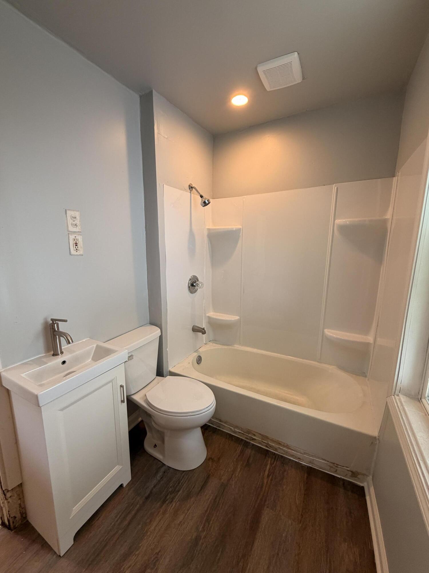 2112 53rd Street Kenosha, WI 53140 - Photo 12 of 15 Bathroom