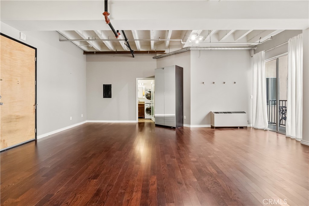 312 West 5th Street Los Angeles, CA 90013 - Photo 7 of 19 a view of a livingroom with wooden floor