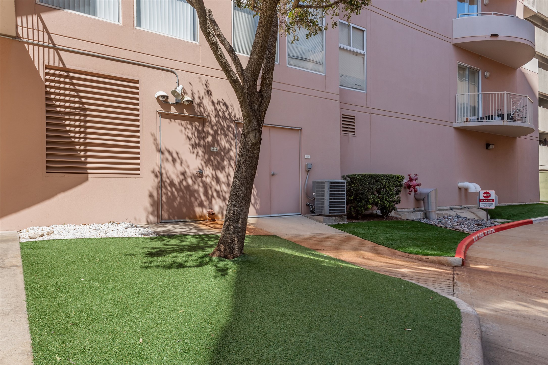 3505 Sage Road, Unit 2210 Houston, TX 77056 - Photo 38 of 40 Well-maintained turfed area behind the building is perfect for walking pets and enjoying outdoor moments.