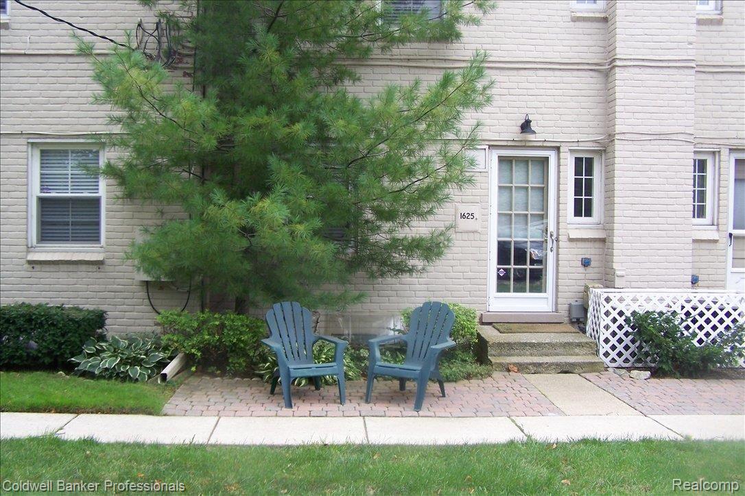 1625 Graefield Road, Unit 96 Birmingham, MI 48009 - Photo 2 of 13 Beautifully Landscaped Grounds