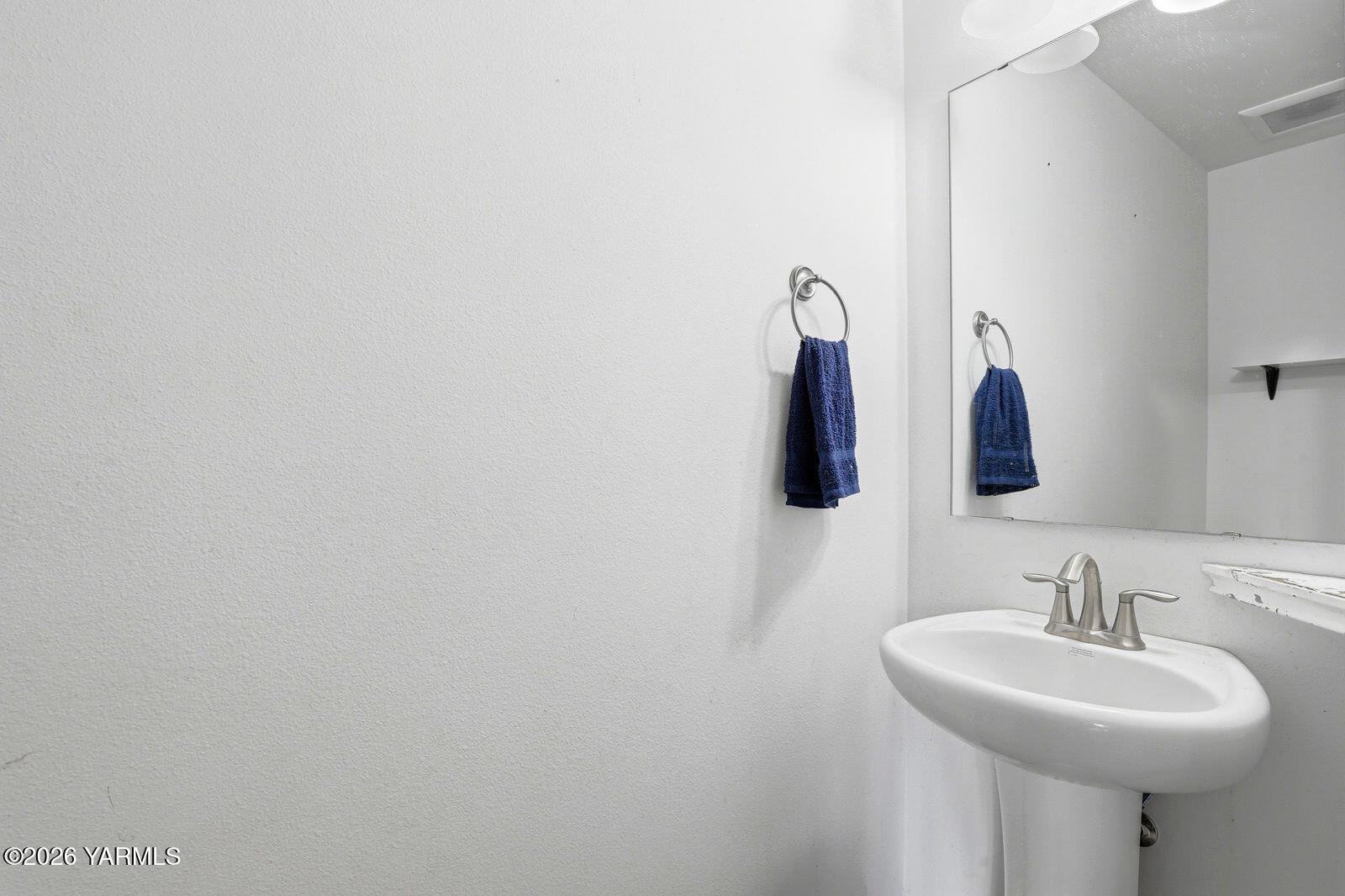 1191 Nelson Road Granger, WA 98932 - Photo 11 of 29 11 Main Level Half Bath