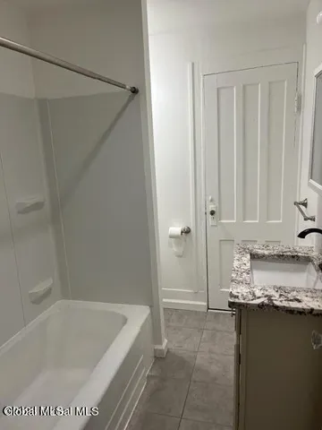 $1,075 | 15 Putman Street, Unit 1, Amsterdam, NY 12010